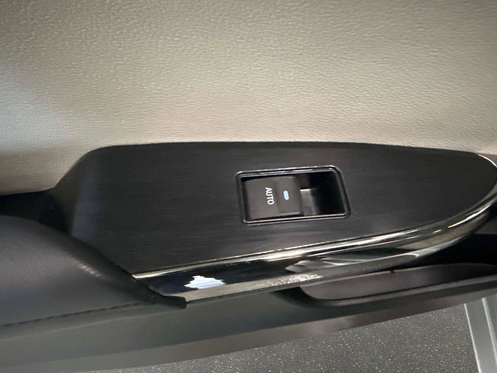 Used 2017 Toyota Avalon Limited w/ Carpet Mat Package image 12