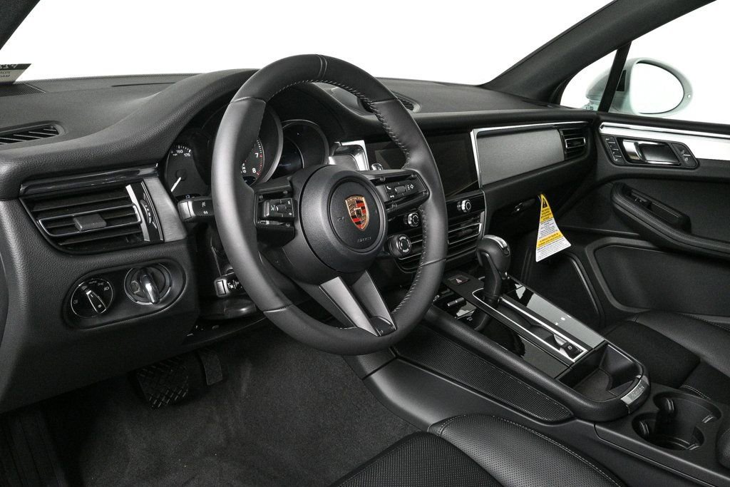 Certified 2026 Porsche Macan image 4
