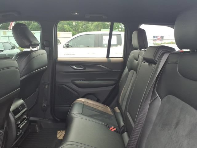 Used 2025 Jeep Grand Cherokee Altitude AWD/4WD image 7
