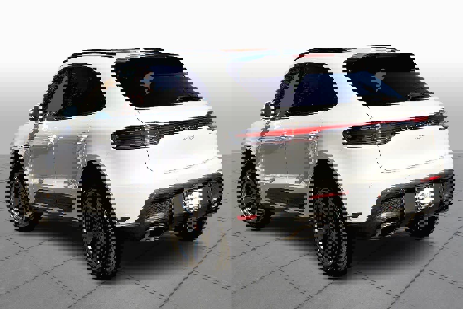 Used 2025 Porsche Macan image 10