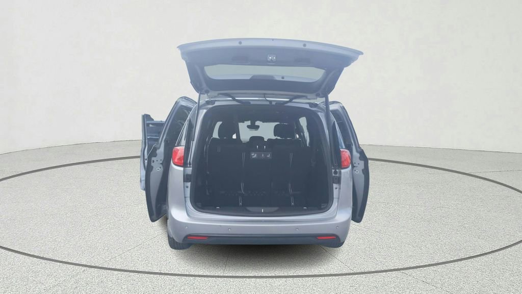 Used 2018 Chrysler Pacifica Touring Plus w/ S Appearance Package image 12