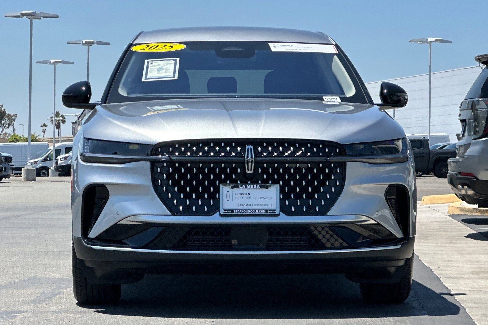 Used 2025 Lincoln Nautilus Premier AWD/4WD image 8