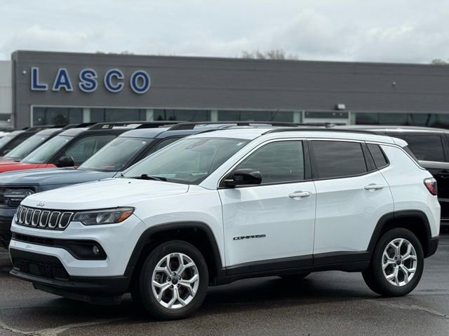 Used 2025 Jeep Compass Latitude AWD/4WD image 1