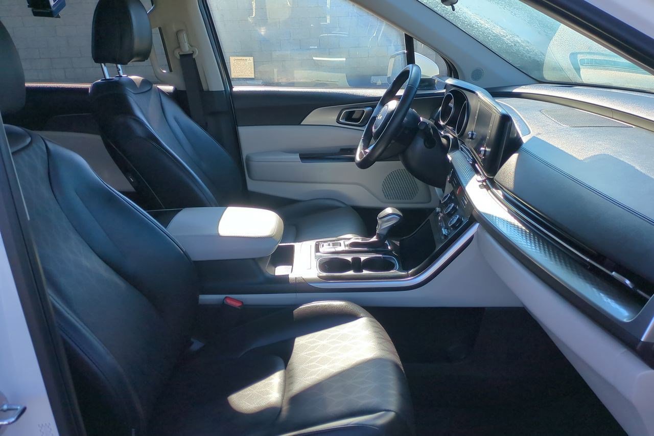 Certified 2024 Kia Carnival LX image 24