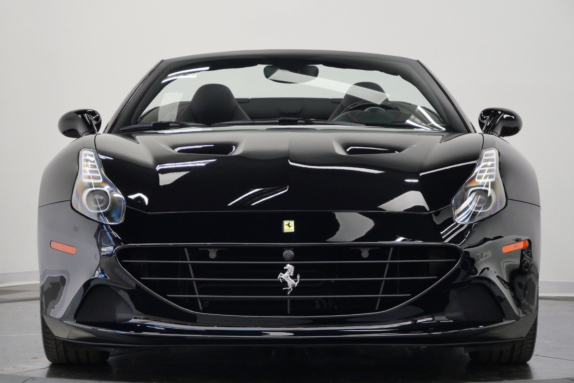 Used 2015 Ferrari California T RWD image 4