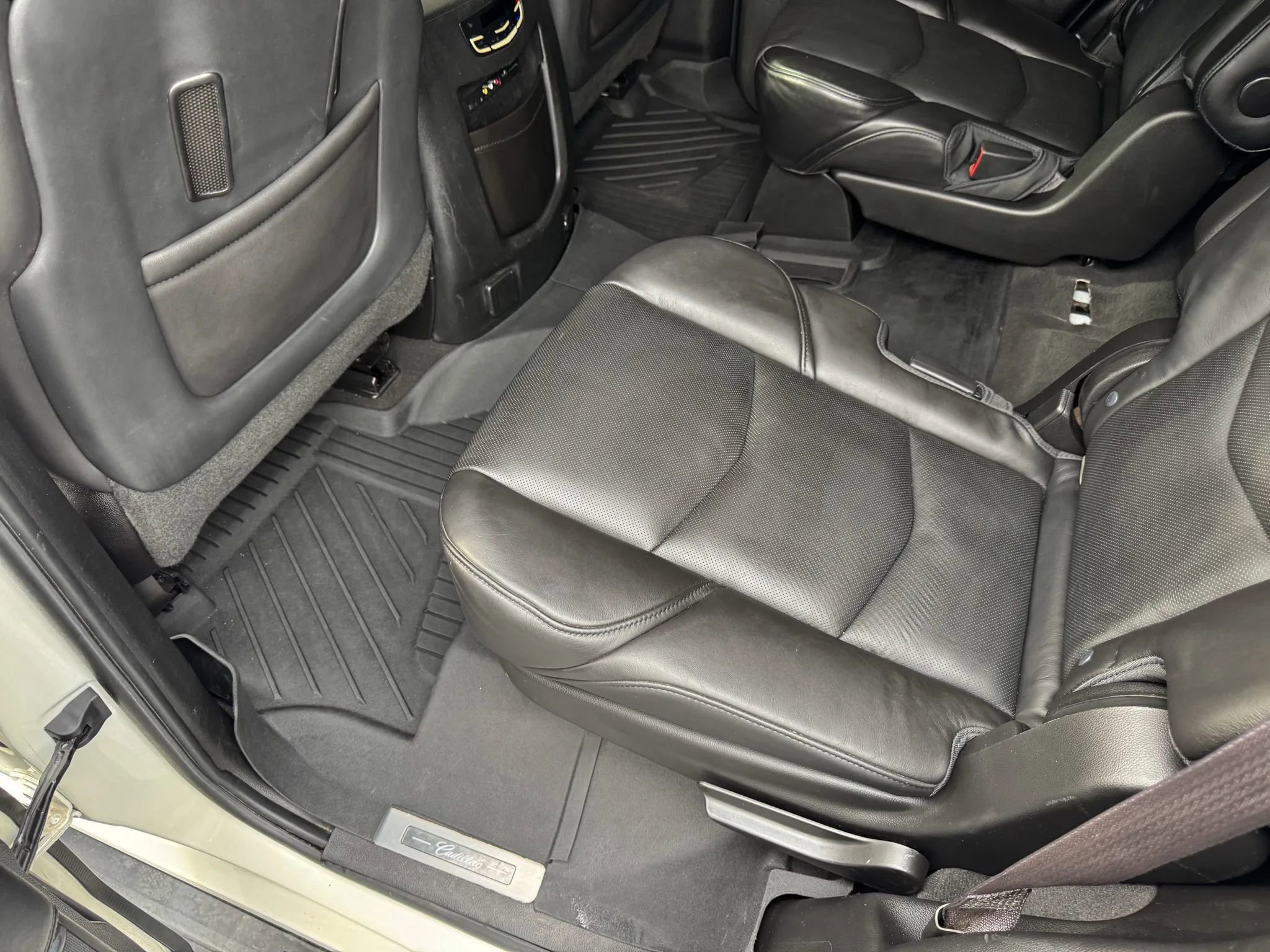 Used 2015 Cadillac Escalade Premium image 25