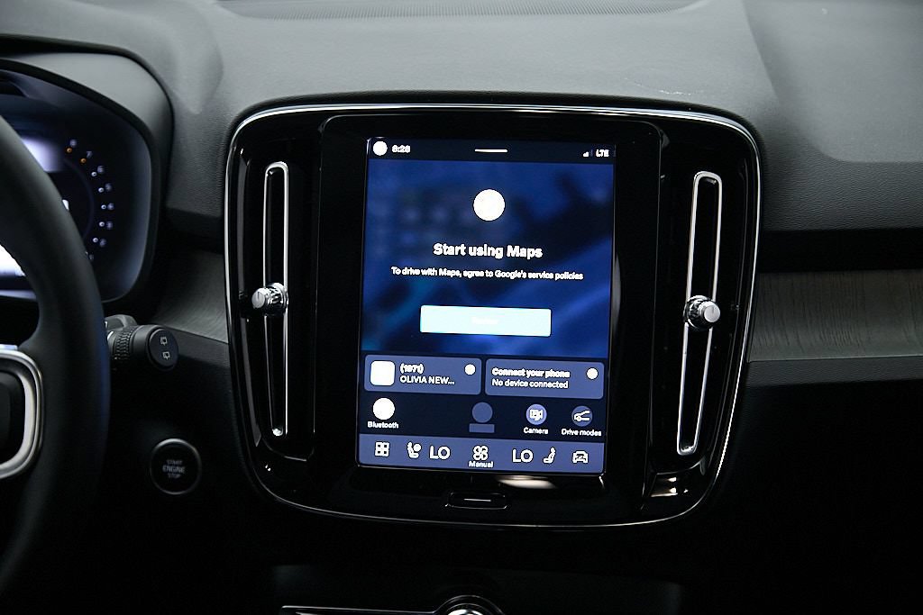 Certified 2024 Volvo XC40 B5 Plus w/ Protection Package Premier AWD/4WD image 26