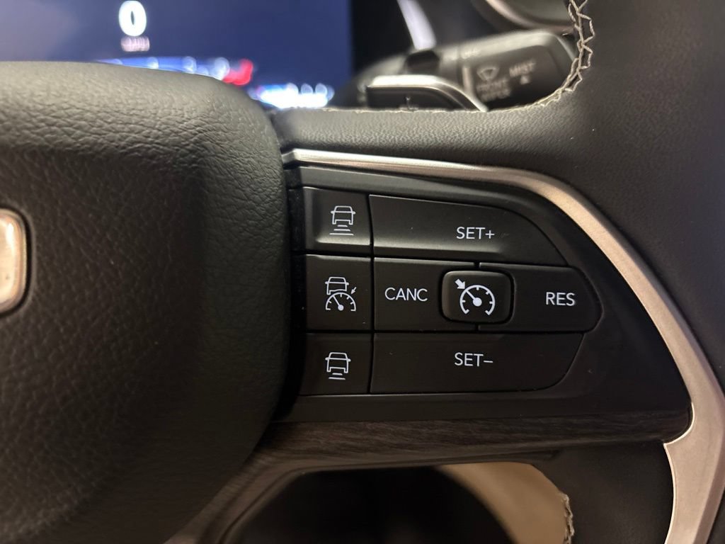 Used 2023 Jeep Grand Cherokee L Limited AWD/4WD image 24