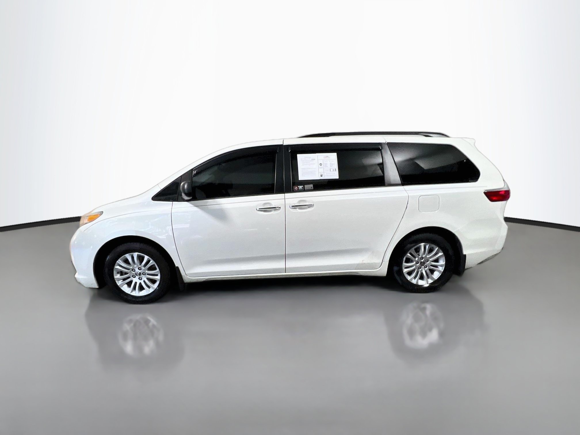 Used 2017 Toyota Sienna Limited FWD image 9