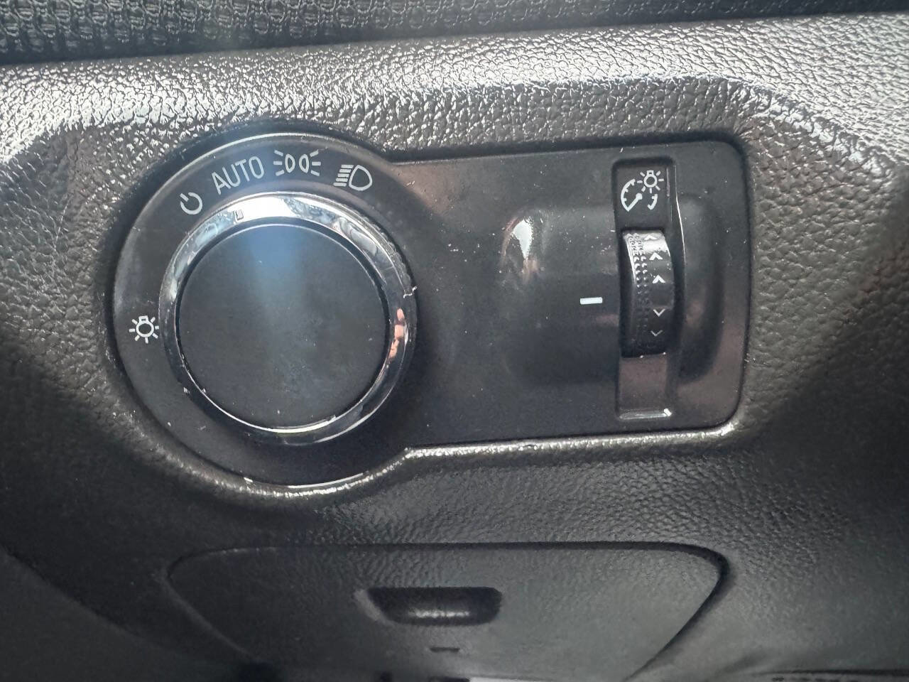 Used 2014 Chevrolet Cruze LT w/ Technology Package image 32