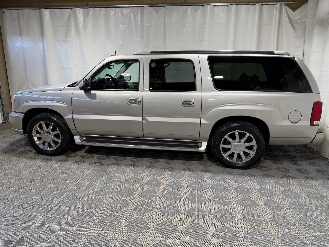 Used 2004 Cadillac Escalade ESV Platinum image 4