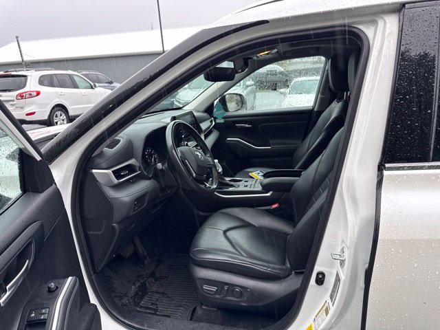 Used 2021 Toyota Highlander XLE AWD/4WD image 18
