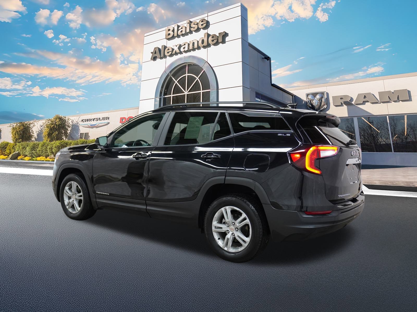 Used 2023 GMC Terrain SLE w/ Driver Convenience Package image 9