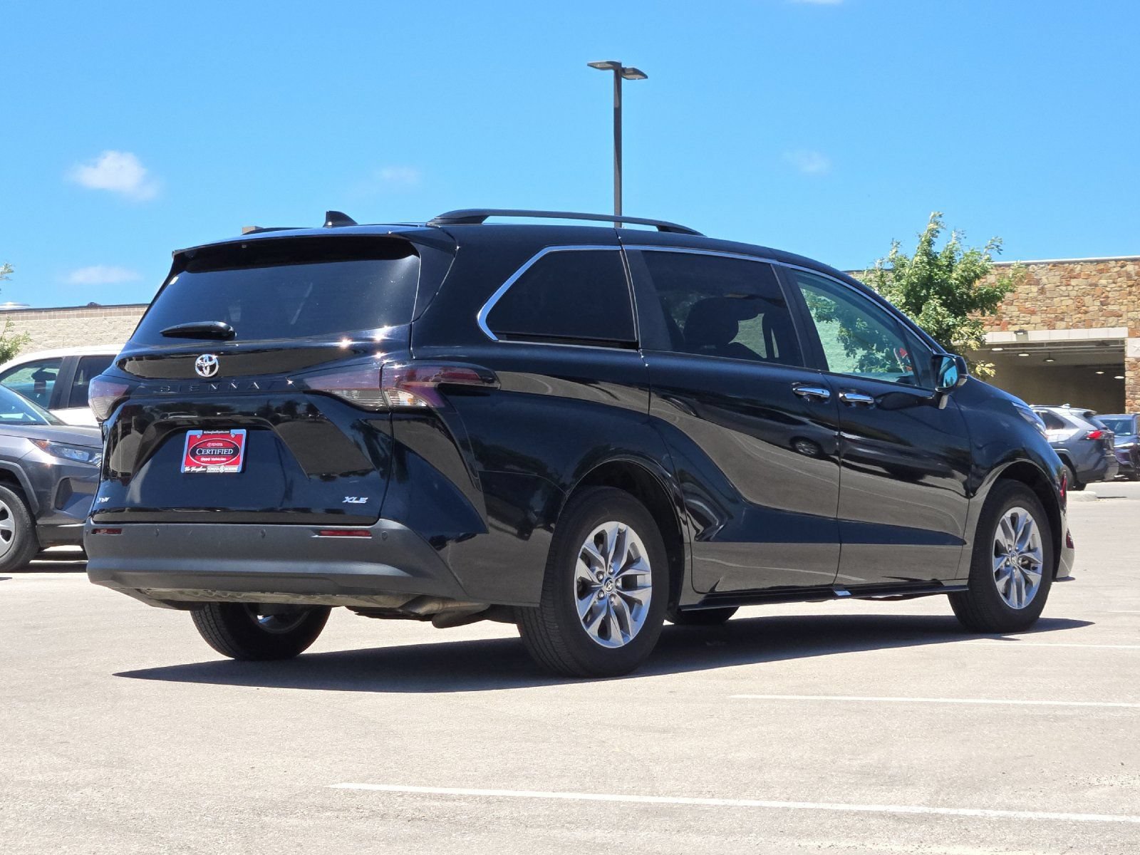 Certified 2026 Toyota Sienna XLE FWD image 5