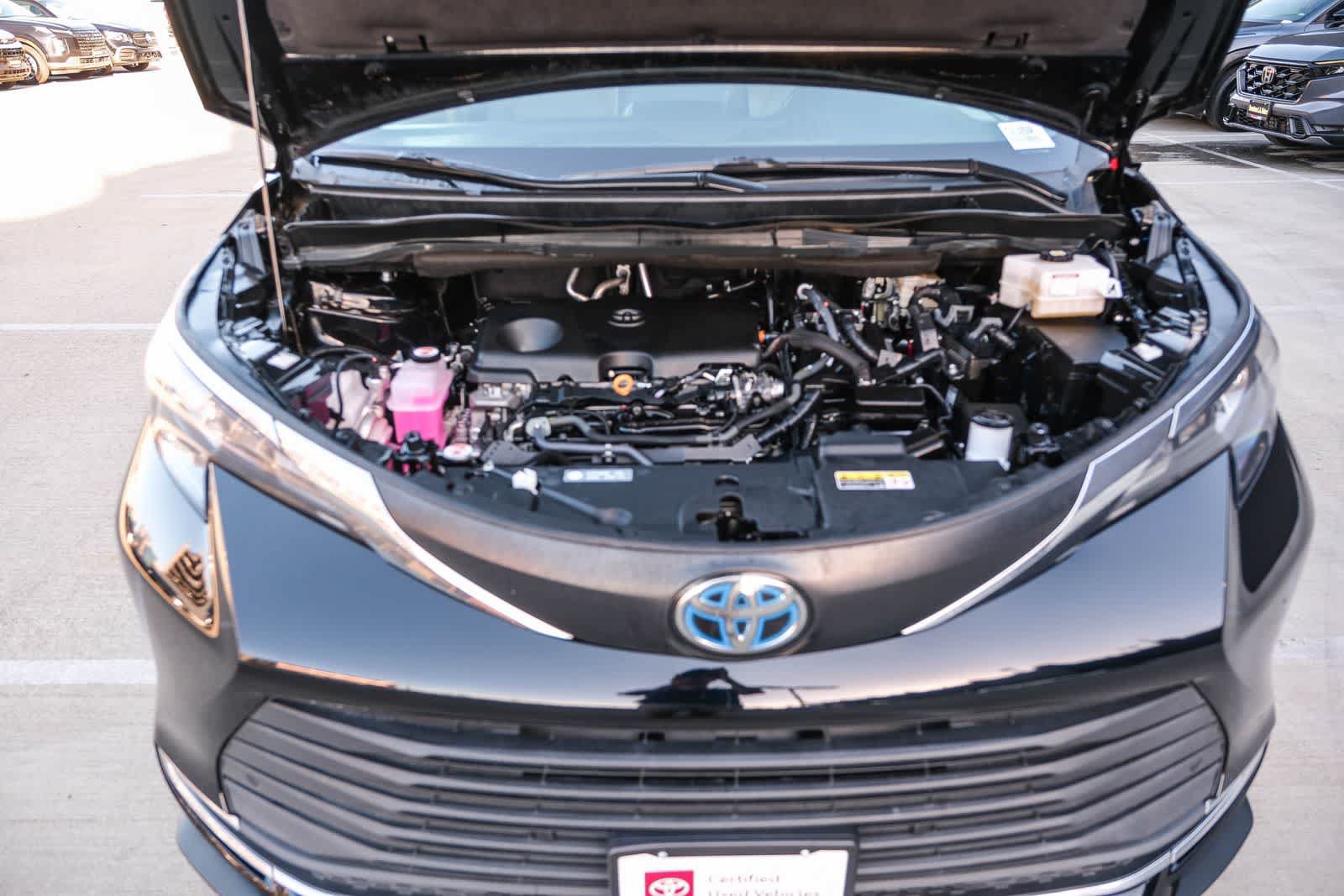 Certified 2024 Toyota Sienna XLE FWD image 27