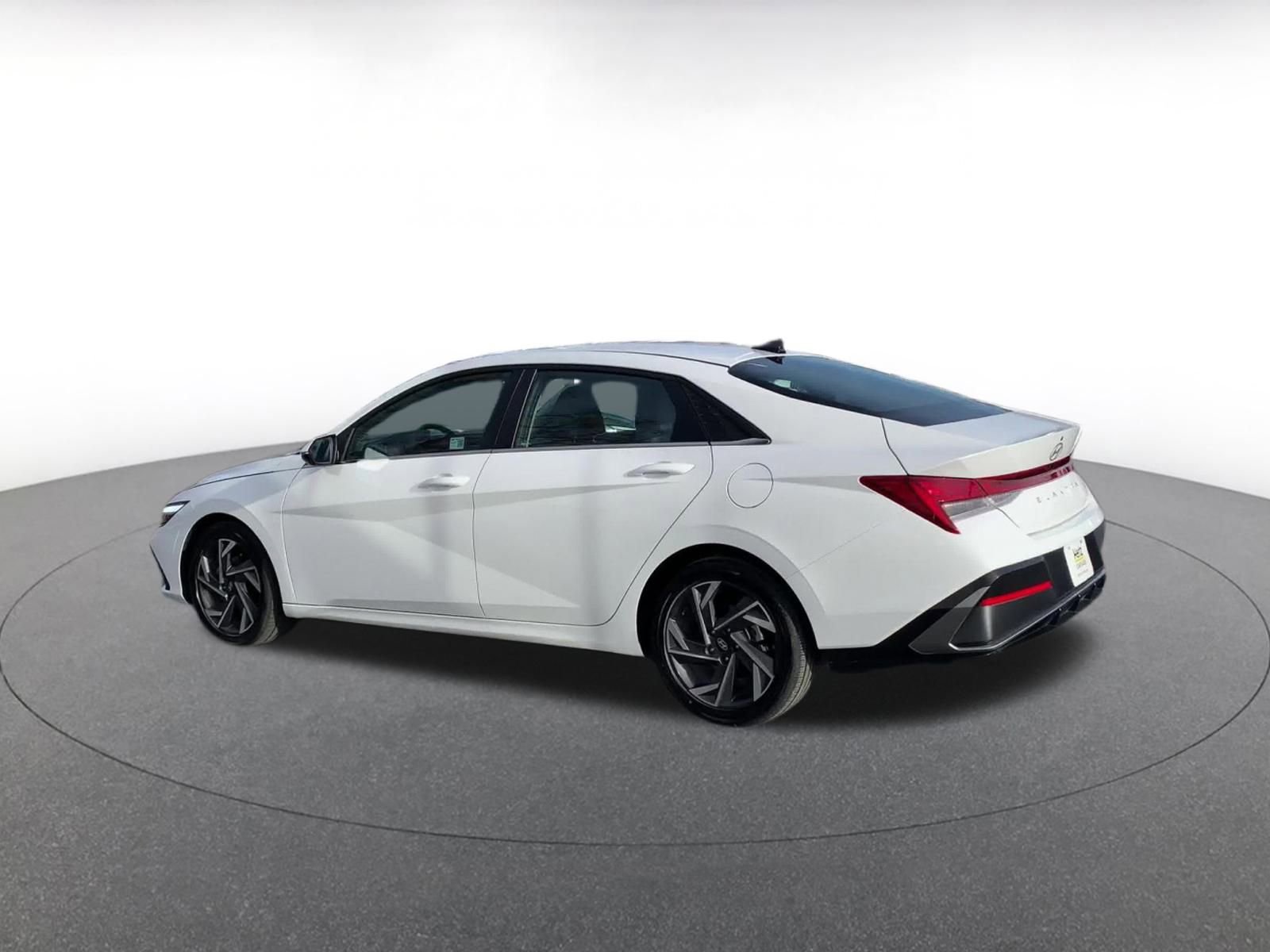 Used 2025 Hyundai Elantra Limited image 10