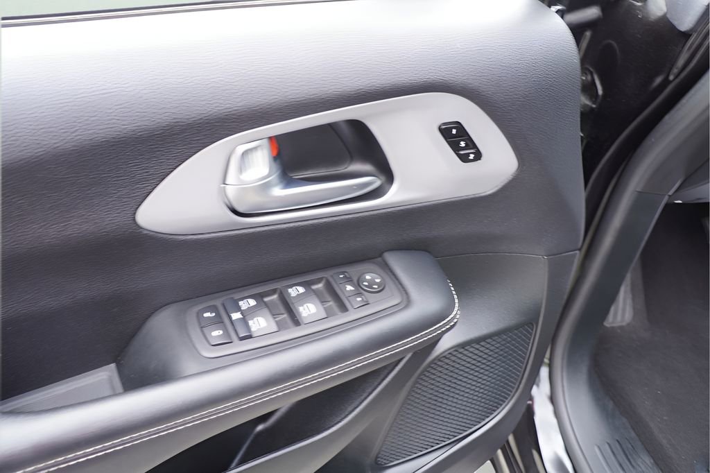 Used 2025 Chrysler Pacifica Limited image 17
