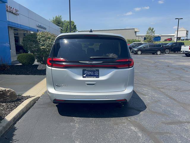 Used 2024 Chrysler Pacifica Touring-L FWD image 6