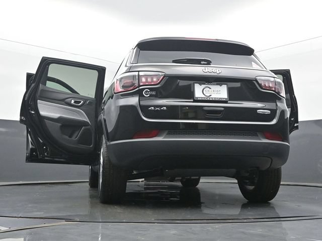 New 2025 Jeep Compass Latitude w/ Sun & Sound Group AWD/4WD image 60