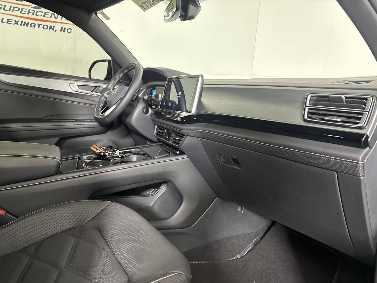 Used 2024 Volkswagen Atlas Cross Sport SE w/ Panoramic Sunroof Package FWD image 31