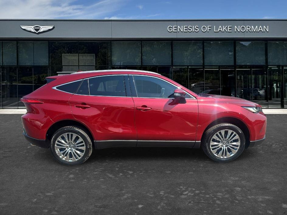 Used 2022 Toyota Venza XLE AWD/4WD image 4