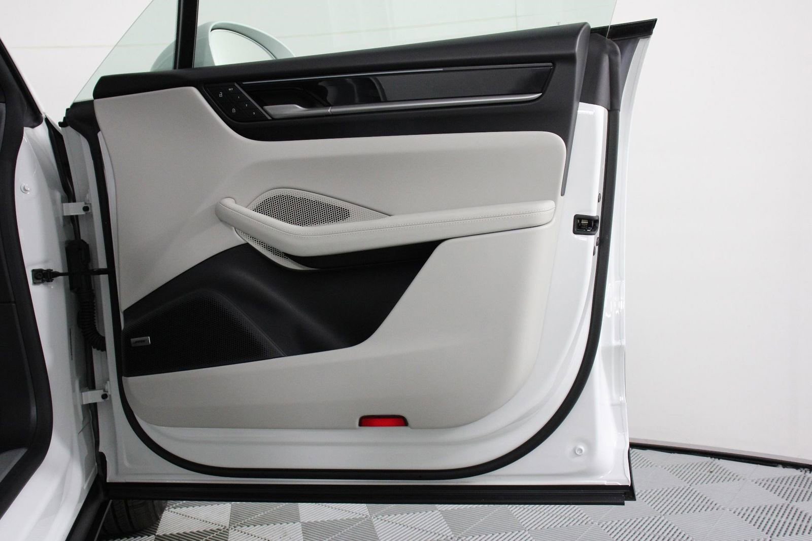 Certified 2024 Porsche Macan 4 Electric image 23