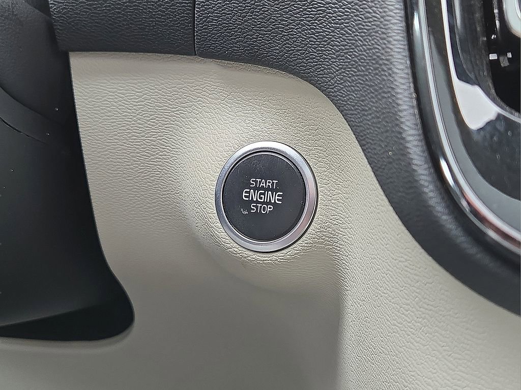 Used 2024 Volvo XC40 B5 Plus AWD/4WD image 30