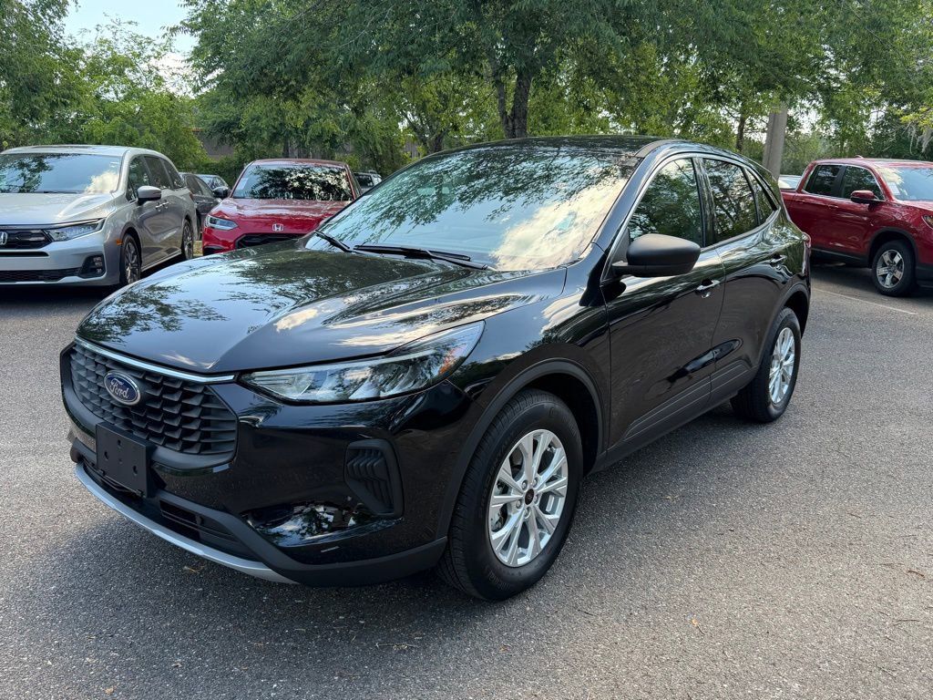 Used 2023 Ford Escape Active w/ Tech Pack #1 AWD/4WD image 3