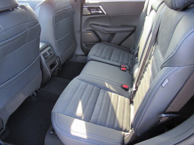 New 2025 Mitsubishi Outlander SE image 9