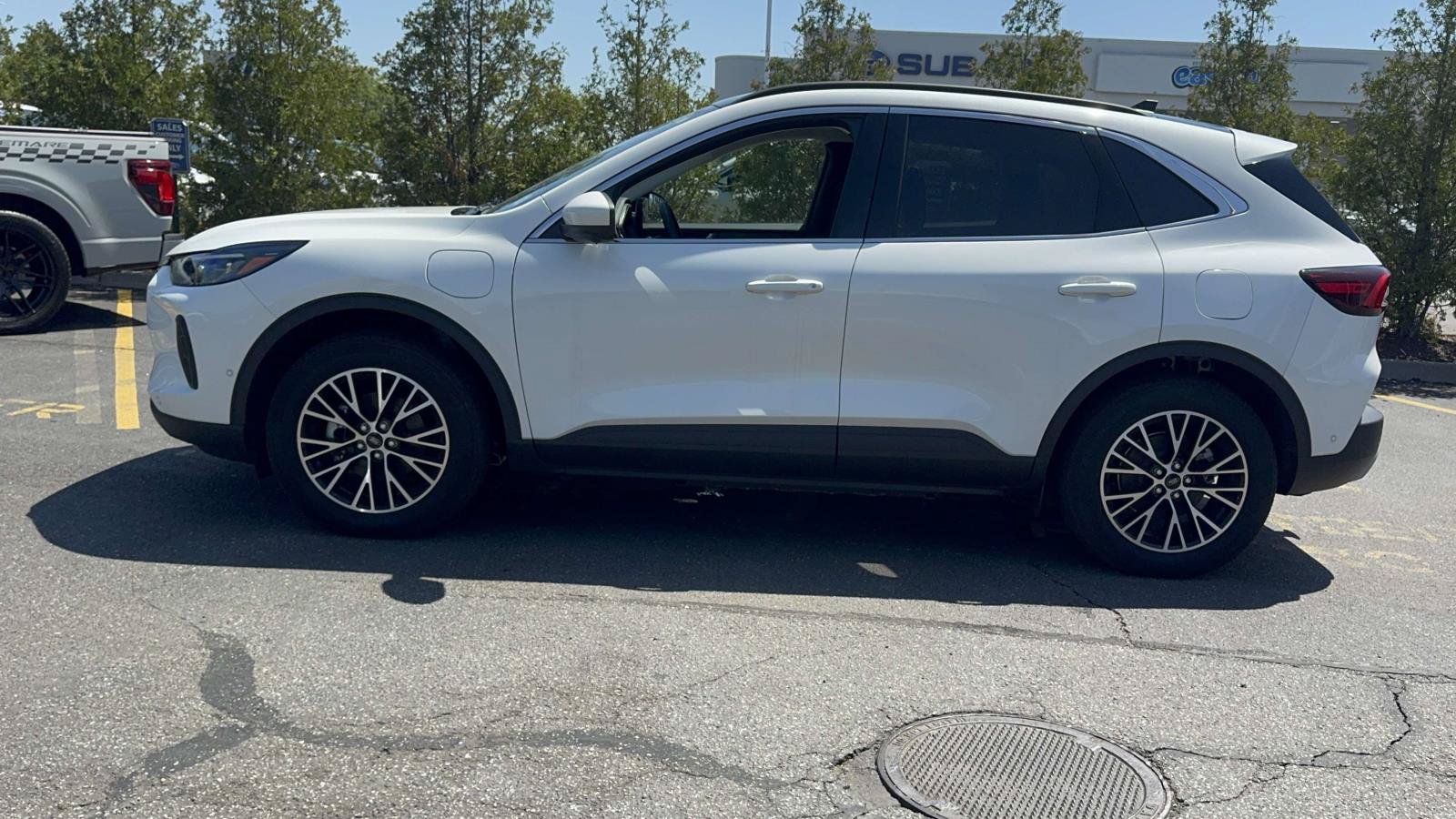 New 2023 Ford Escape SE w/ PHEV Premium Package FWD image 4
