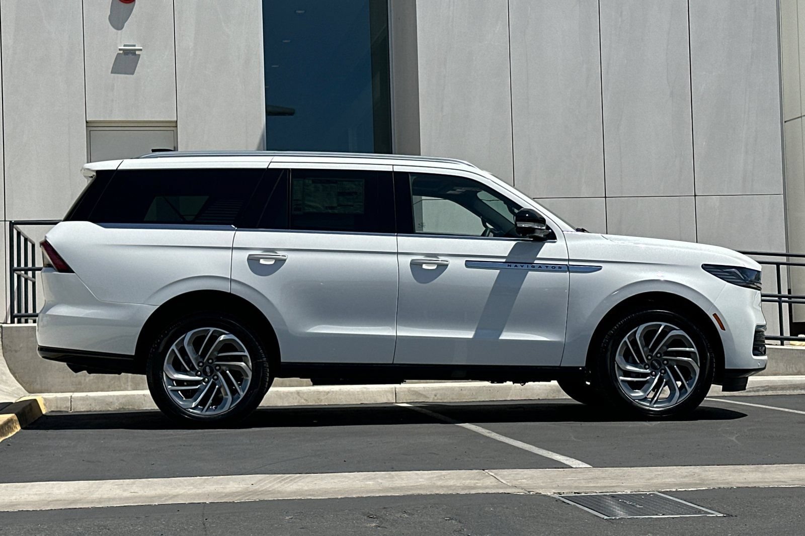 New 2026 Lincoln Navigator Reserve AWD/4WD image 2