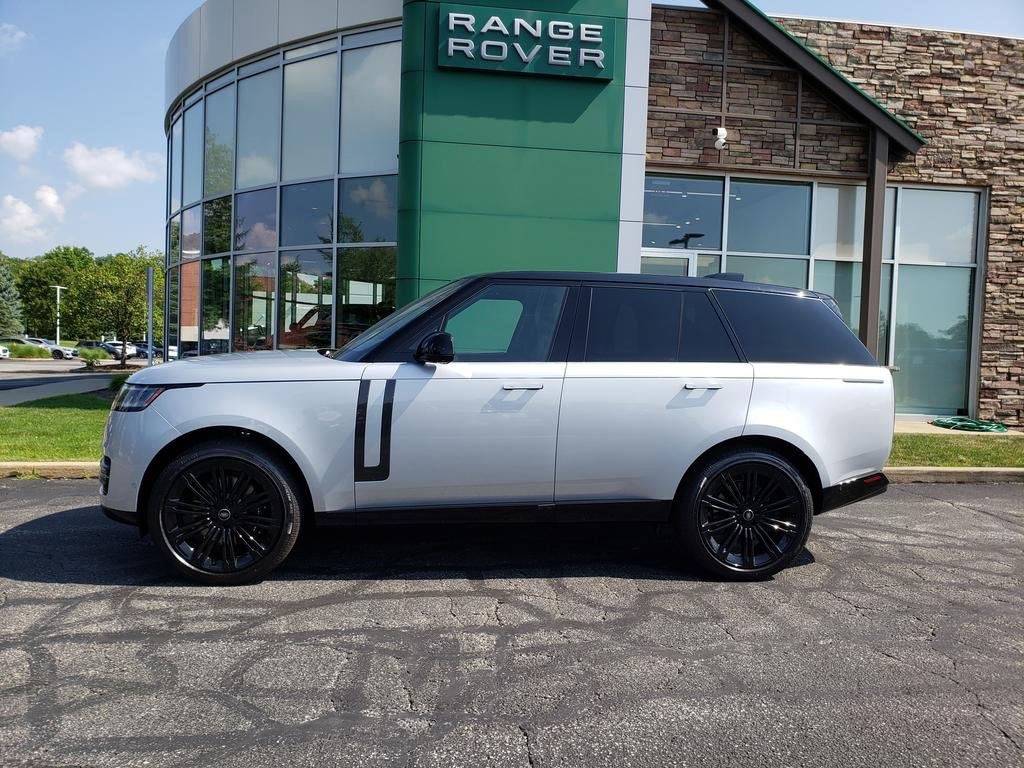 New 2025 Land Rover Range Rover SE image 8