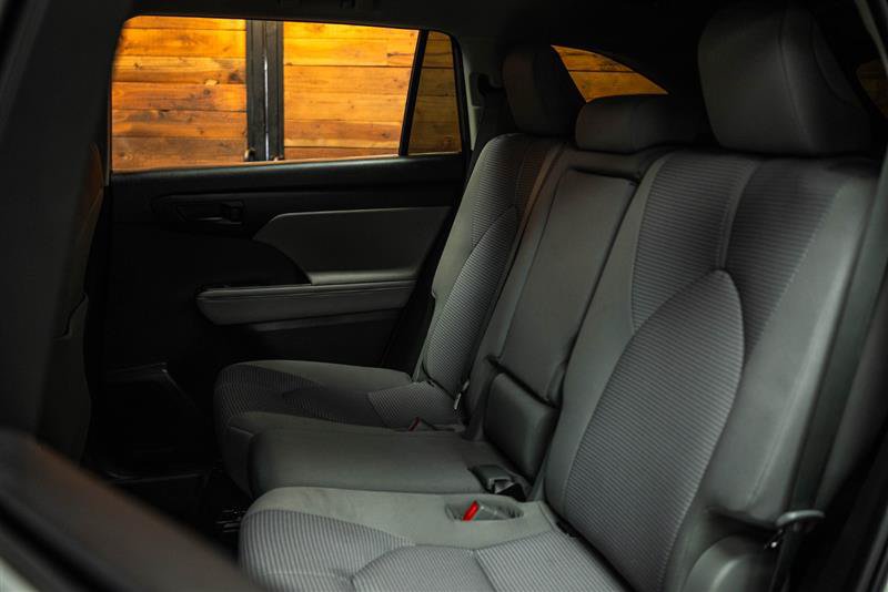 Used 2022 Toyota Highlander LE AWD/4WD image 11