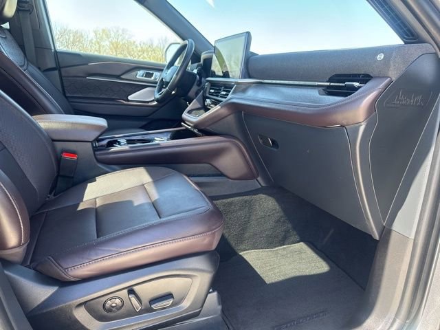 Used 2025 Ford Explorer Platinum w/ LUX Leather Package AWD/4WD image 20