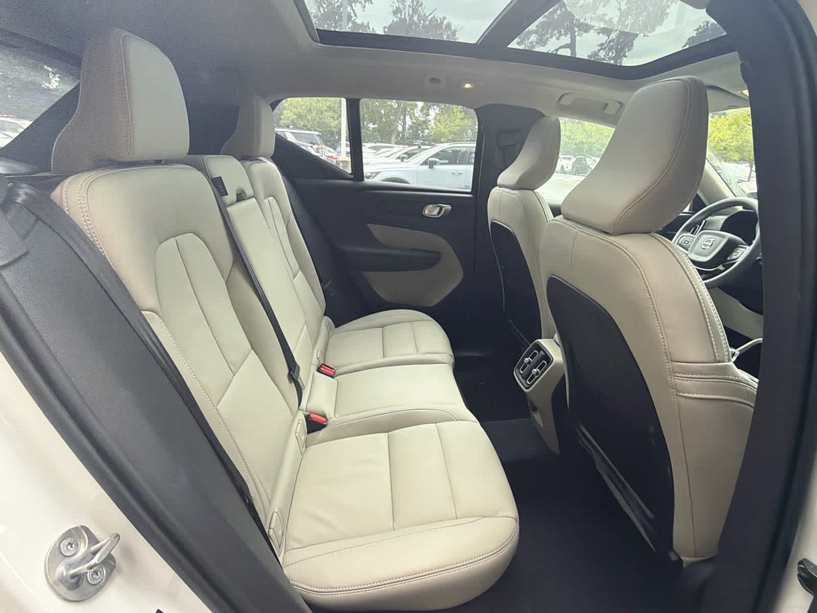 Used 2024 Volvo XC40 B5 Plus AWD/4WD image 22