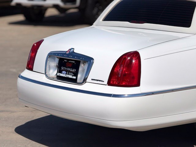 Used 2002 Lincoln Town Car Executive RWD image 12