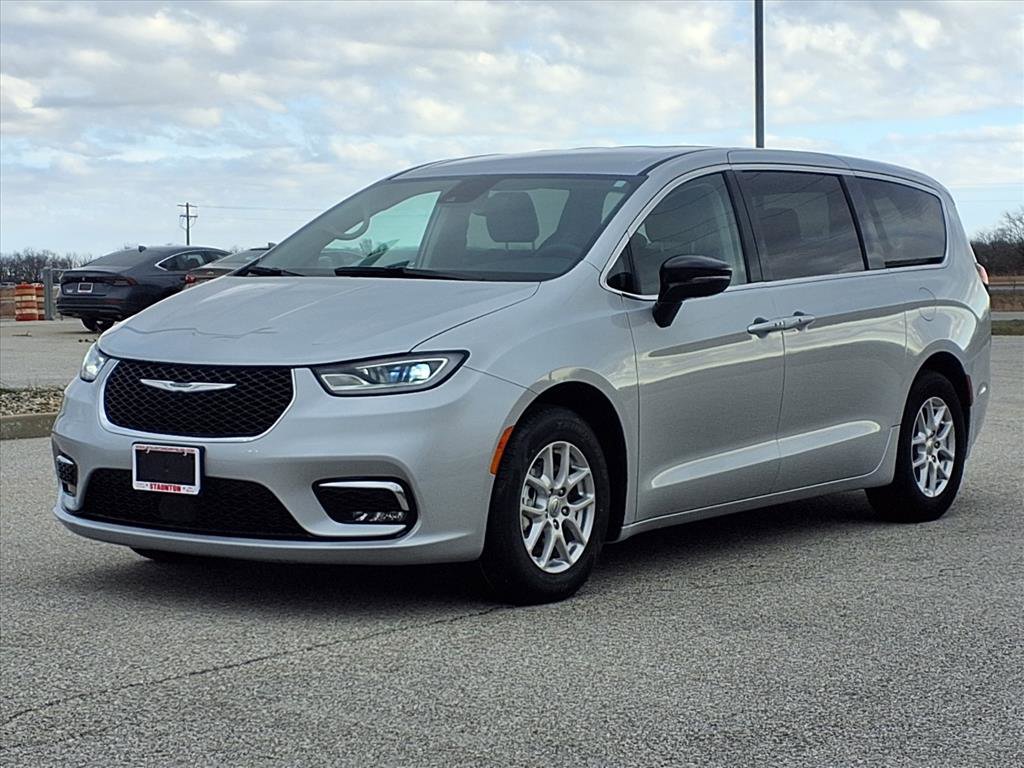 Used 2024 Chrysler Pacifica Touring-L image 31