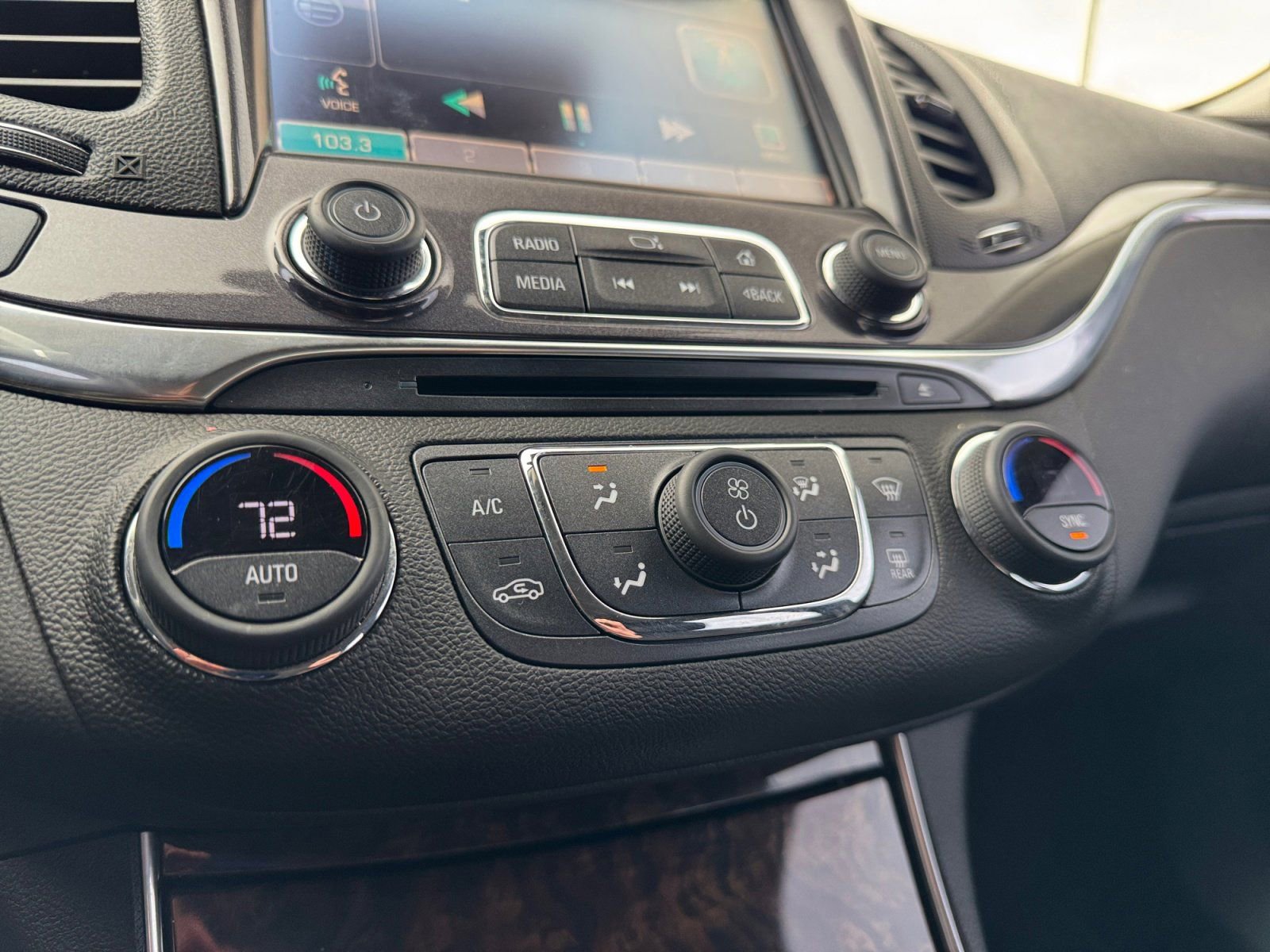 Used 2015 Chevrolet Impala LT w/ Convenience Package image 22