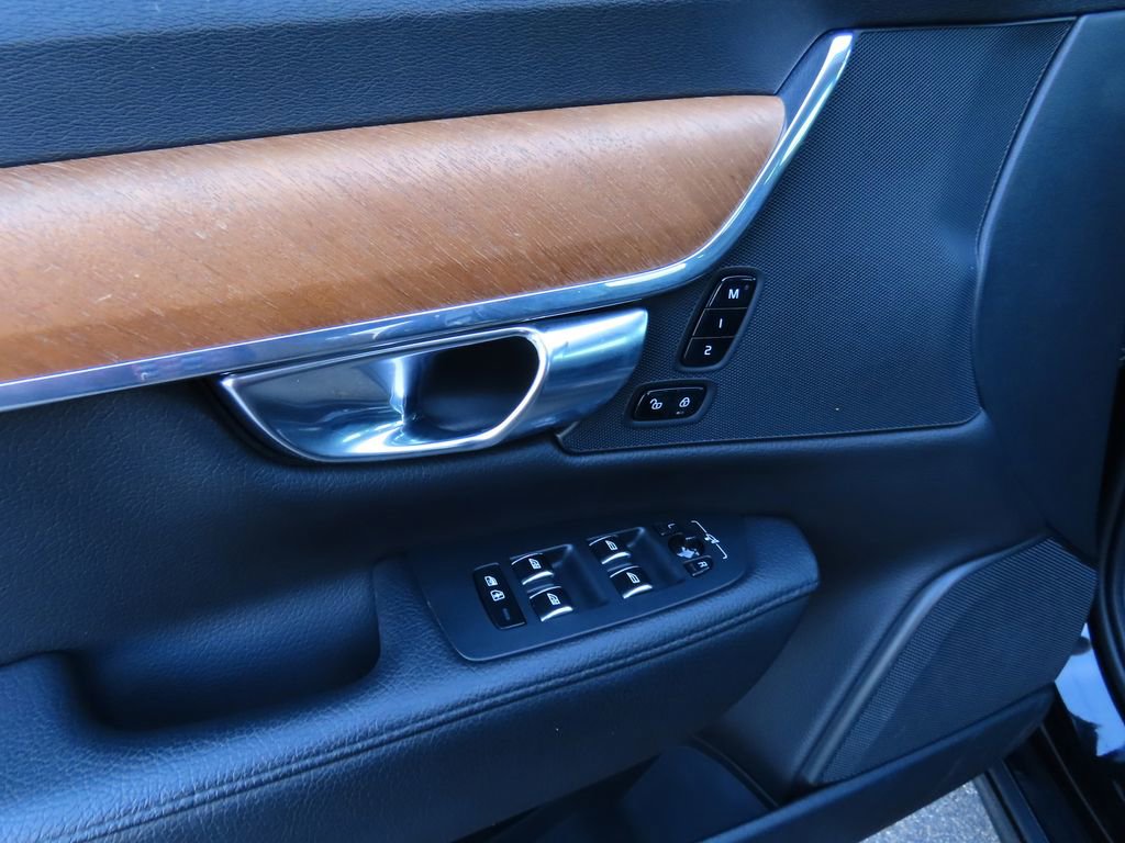 Used 2022 Volvo S90 B6 Momentum image 24