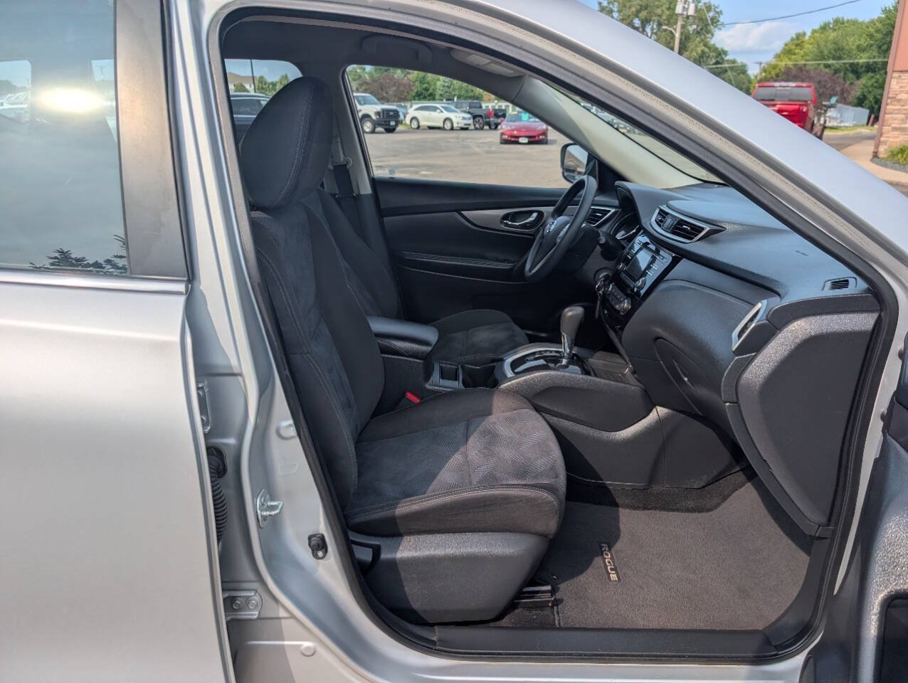 Used 2015 Nissan Rogue S FWD image 11