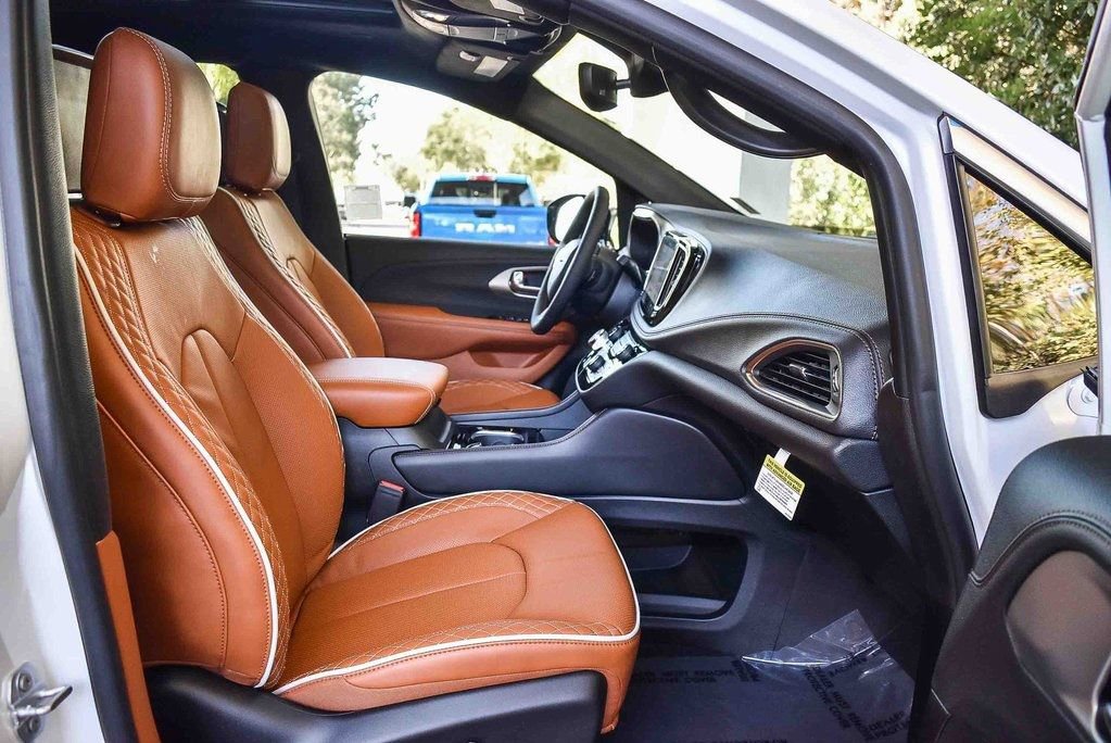 New 2026 Chrysler Pacifica Pinnacle w/ Trailer Tow Group image 17