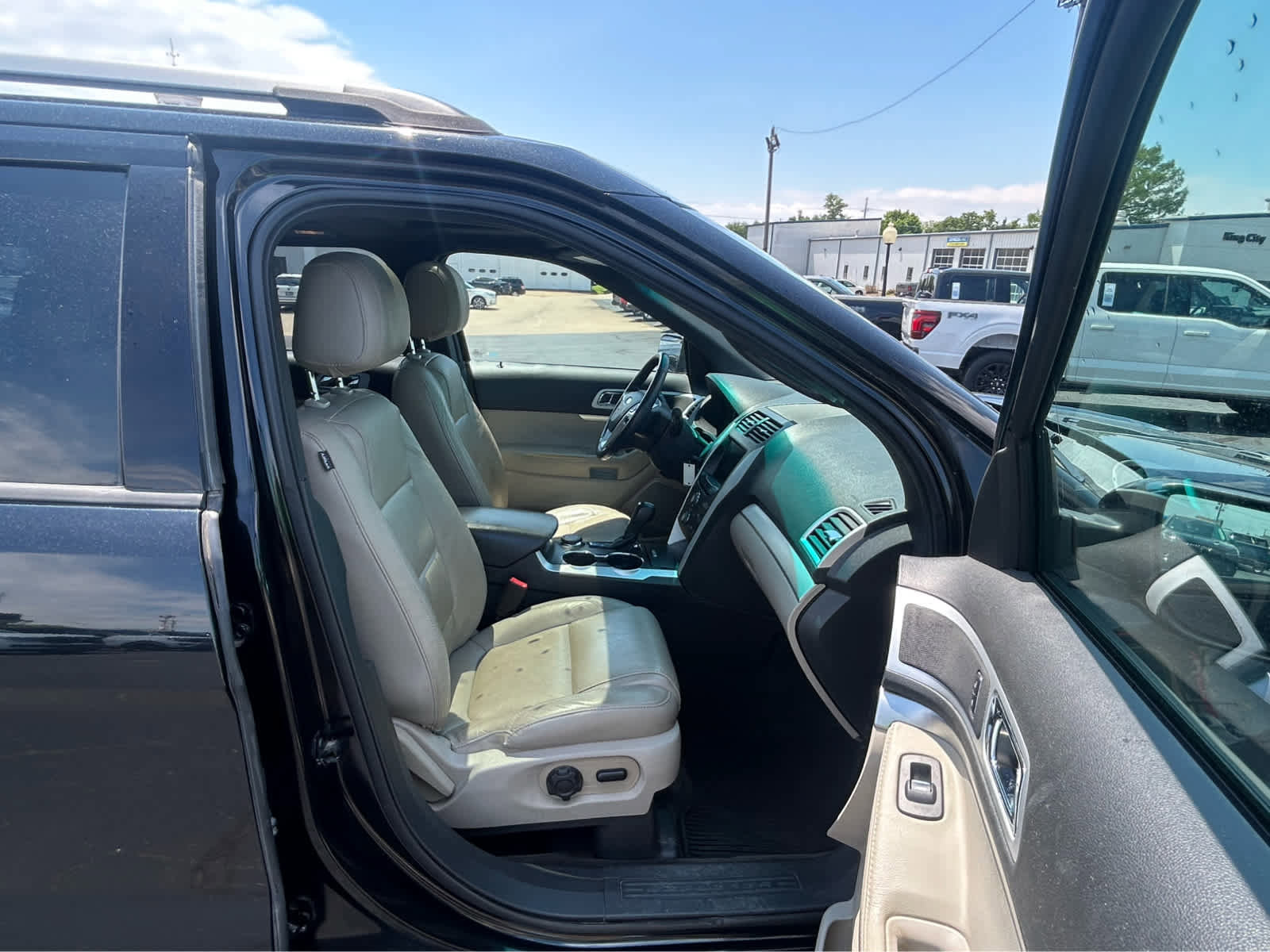 Used 2015 Ford Explorer XLT w/ Equipment Group 202A AWD/4WD image 19