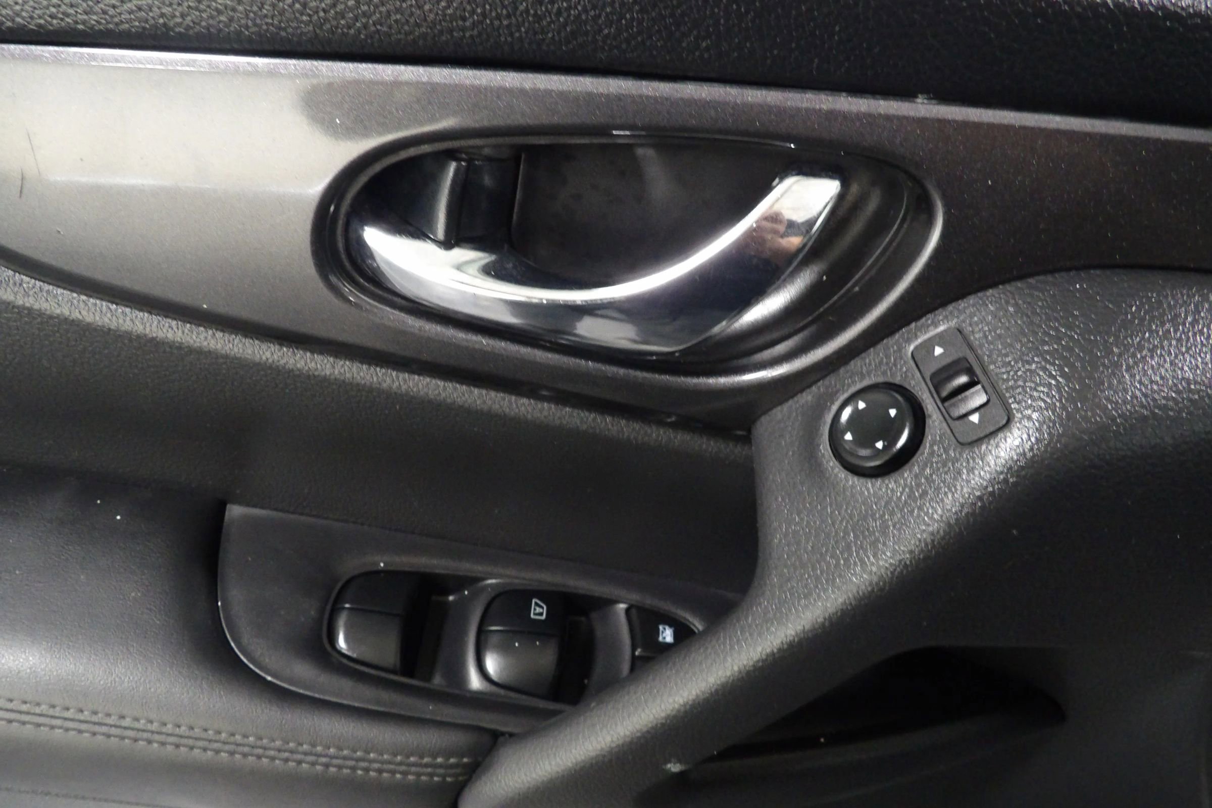 Used 2017 Nissan Rogue S image 9