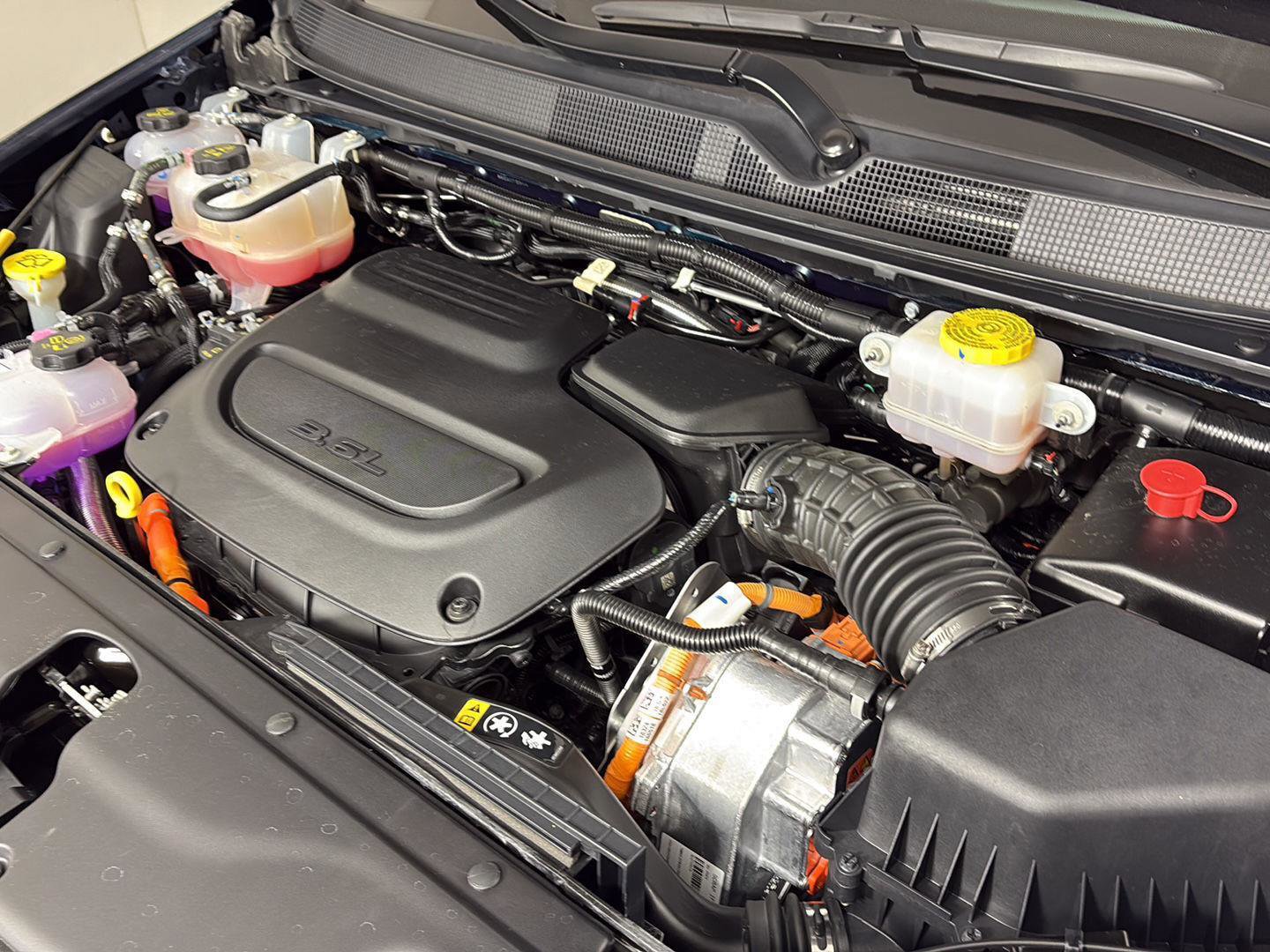 Used 2025 Chrysler Pacifica Premium image 12