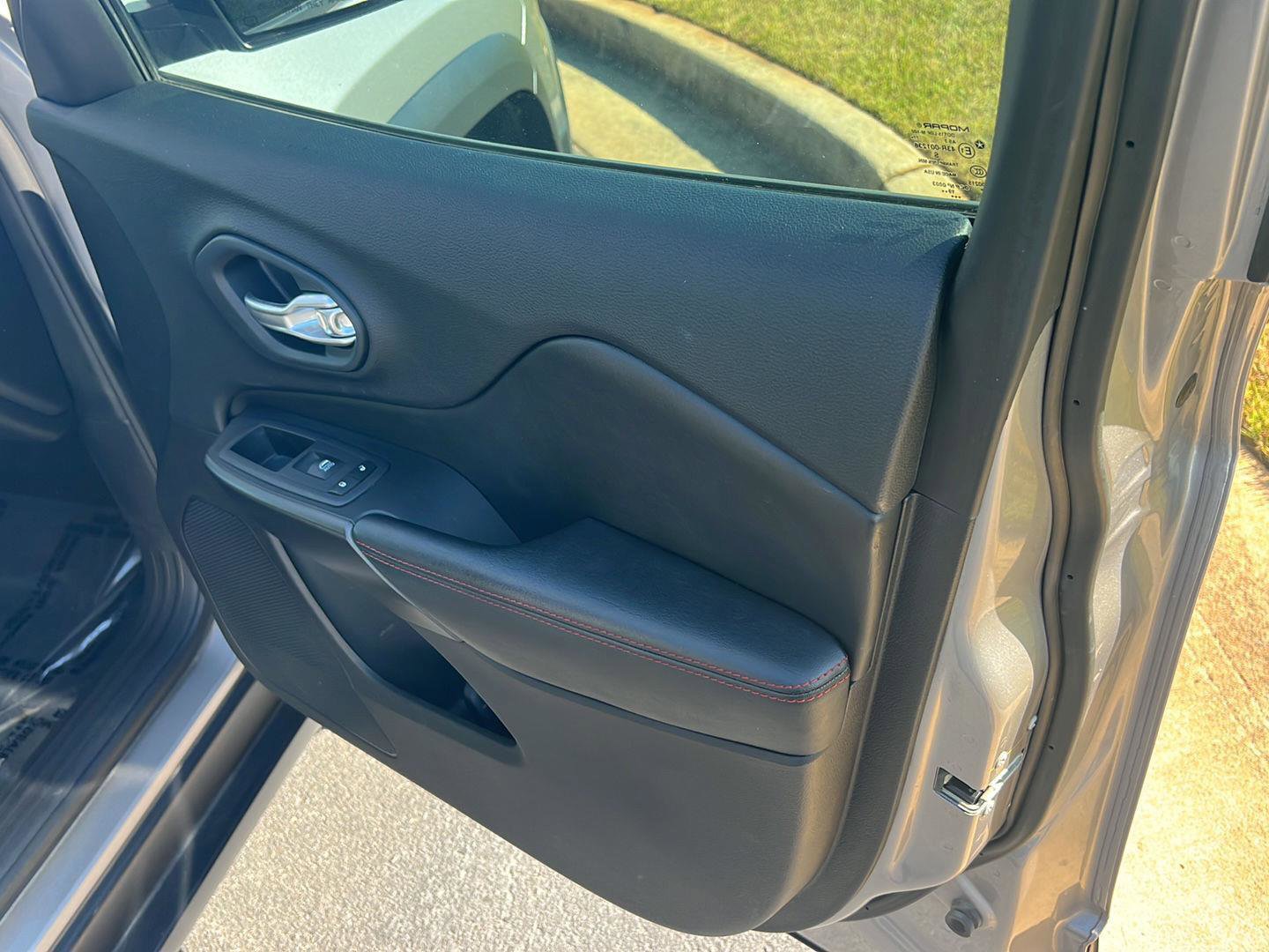 Used 2020 Jeep Cherokee Trailhawk AWD/4WD image 13