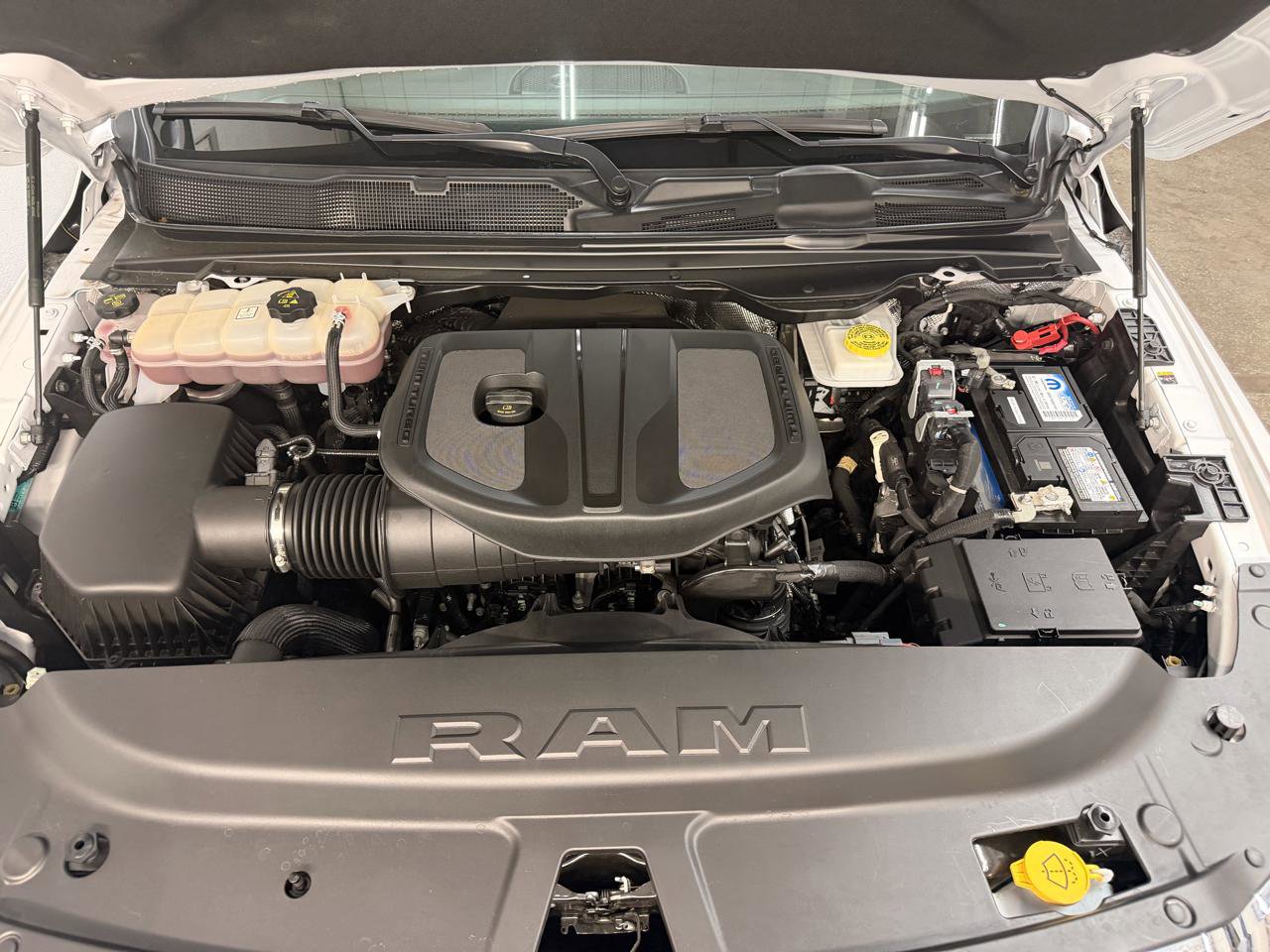 Used 2025 RAM 1500 Laramie AWD/4WD image 11