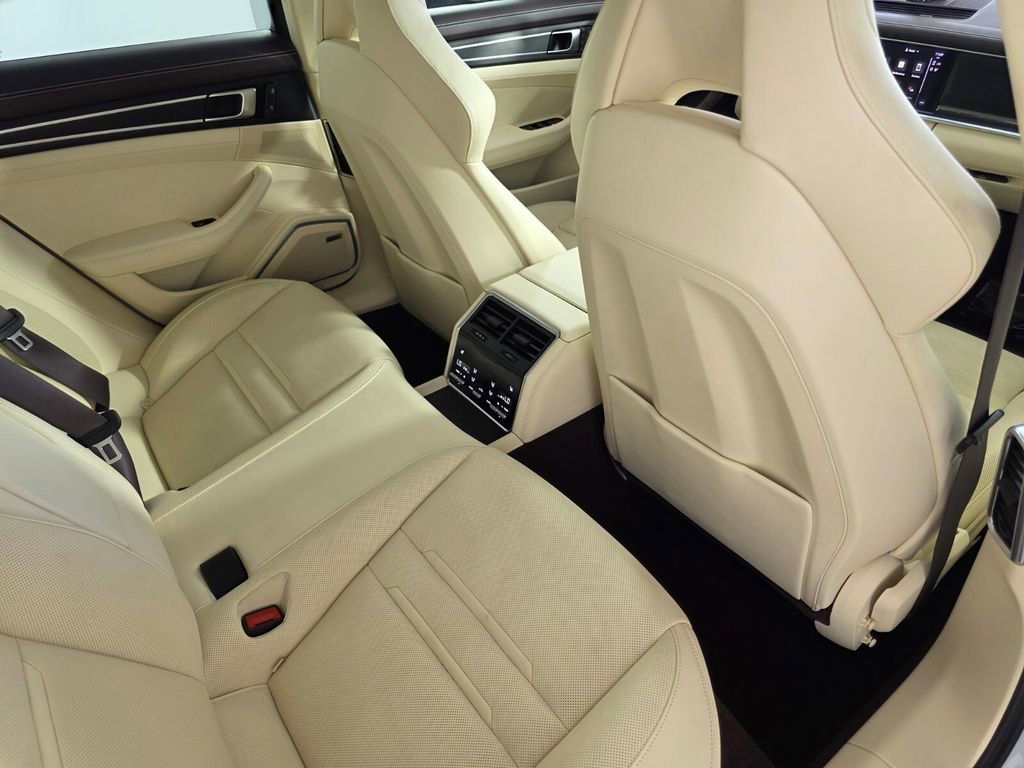 Used 2023 Porsche Panamera image 31