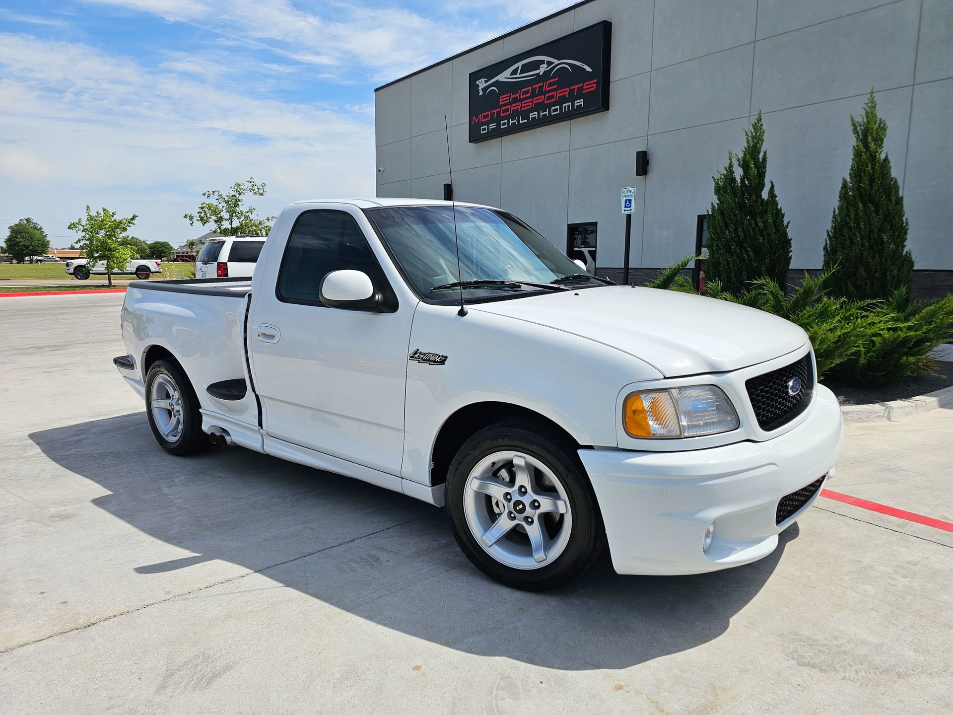 Used 2000 Ford F150 Lightning RWD image 4