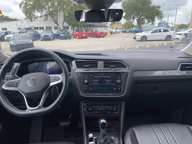 Used 2024 Volkswagen Tiguan SE w/ Panoramic Sunroof Package AWD/4WD image 9