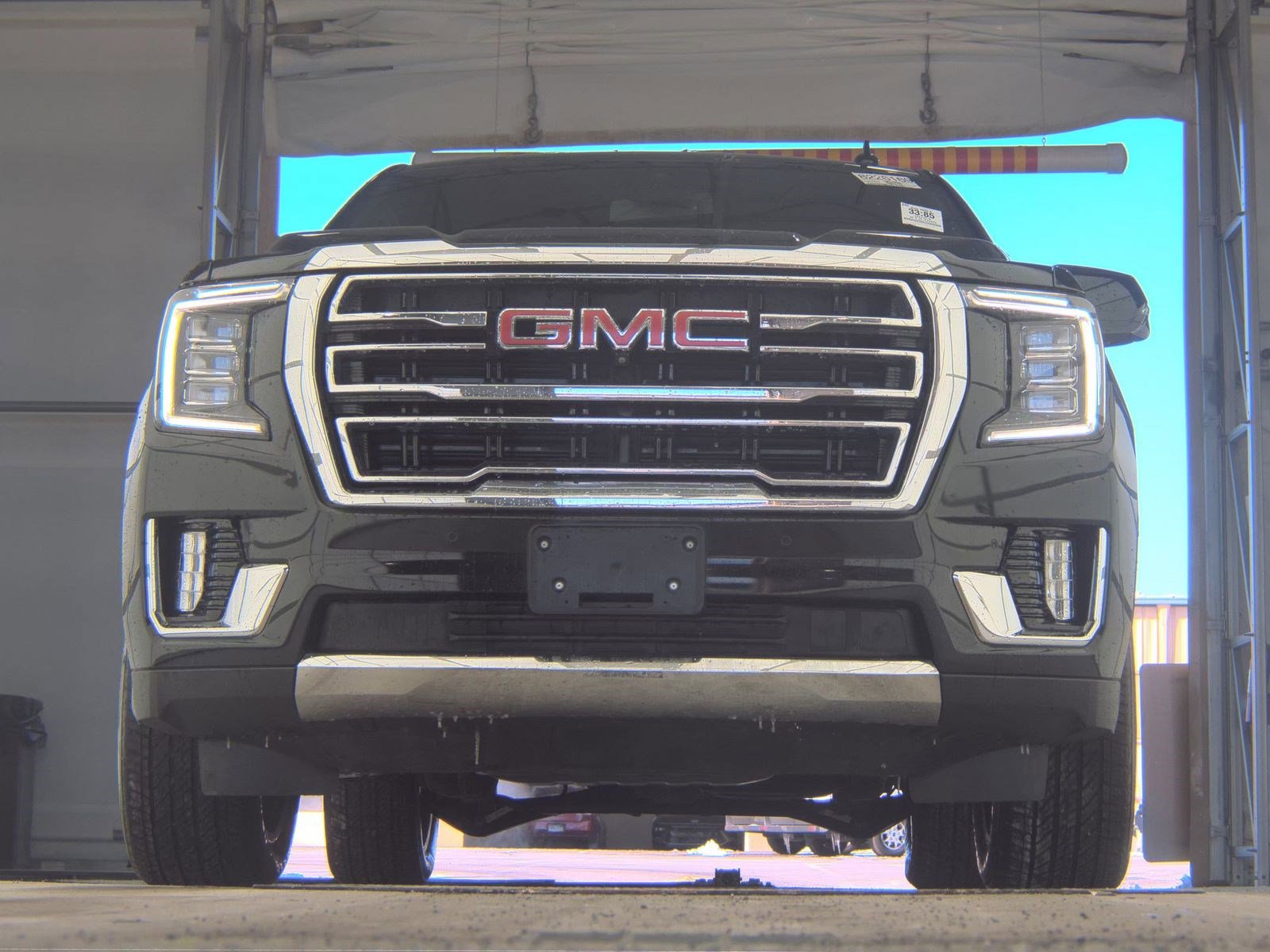 Used 2024 GMC Yukon SLT w/ SLT Luxury Package image 2